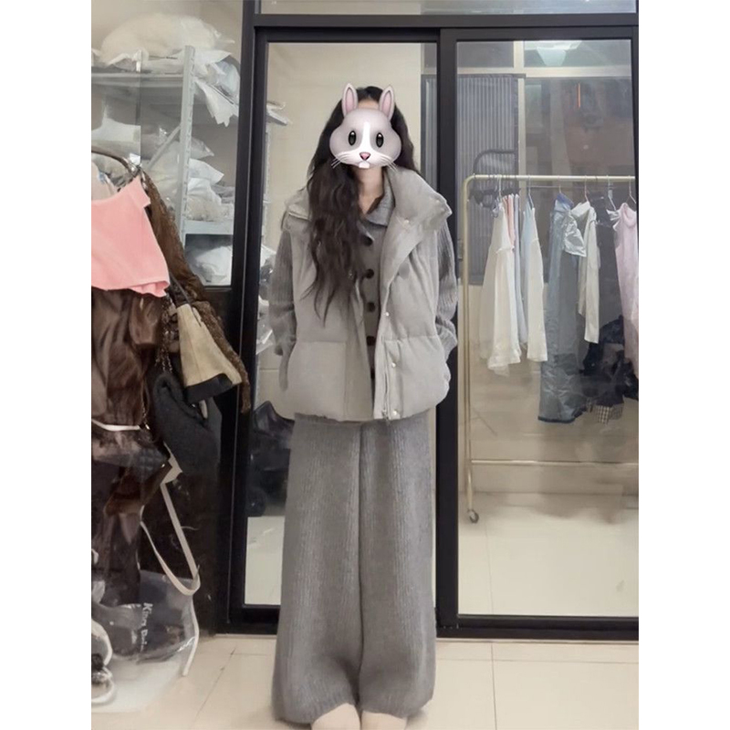 灰色长裤+毛衣开衫+马甲棉服