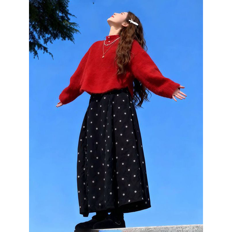 红色套头毛衣+波点半身裙