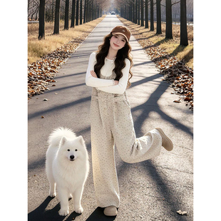 冬日通勤温柔工装风百搭米白花边针织衫+碎花杏色背带裤两件套装