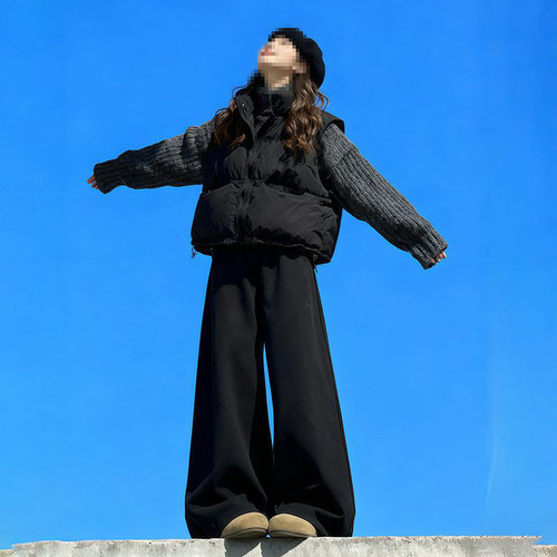 黑色马甲棉服+针织毛衣衫