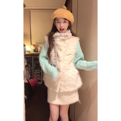 马甲背心+浅蓝色毛衣开衫