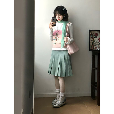 针织马甲+打底衫+绿色短裙