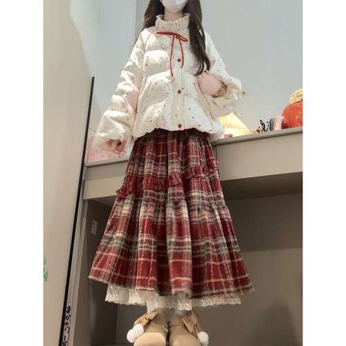 米白色立领棉服+格纹长裙