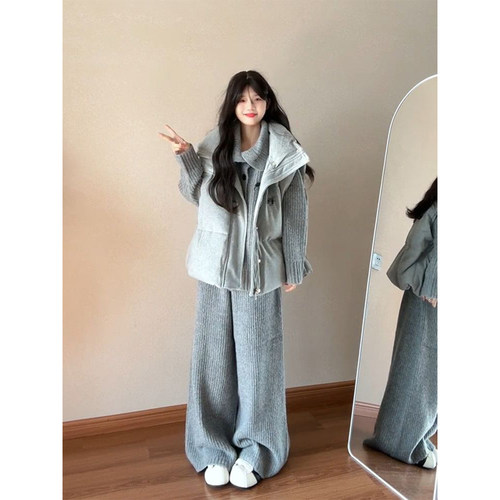 灰色长裤+毛衣开衫+马甲棉服