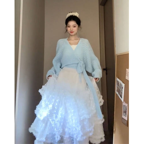 半身裙+吊带上衣+蓝色针织开衫