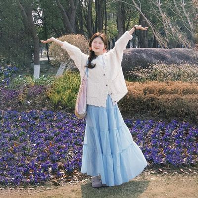 针织开衫毛衣+白色内搭+半身裙