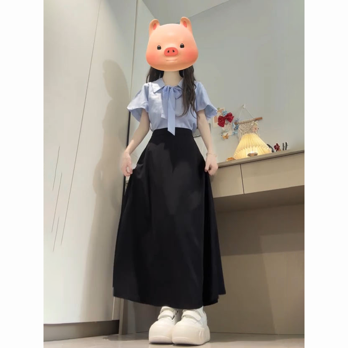 蓝色蝴蝶结衬衫+黑色高腰半身裙