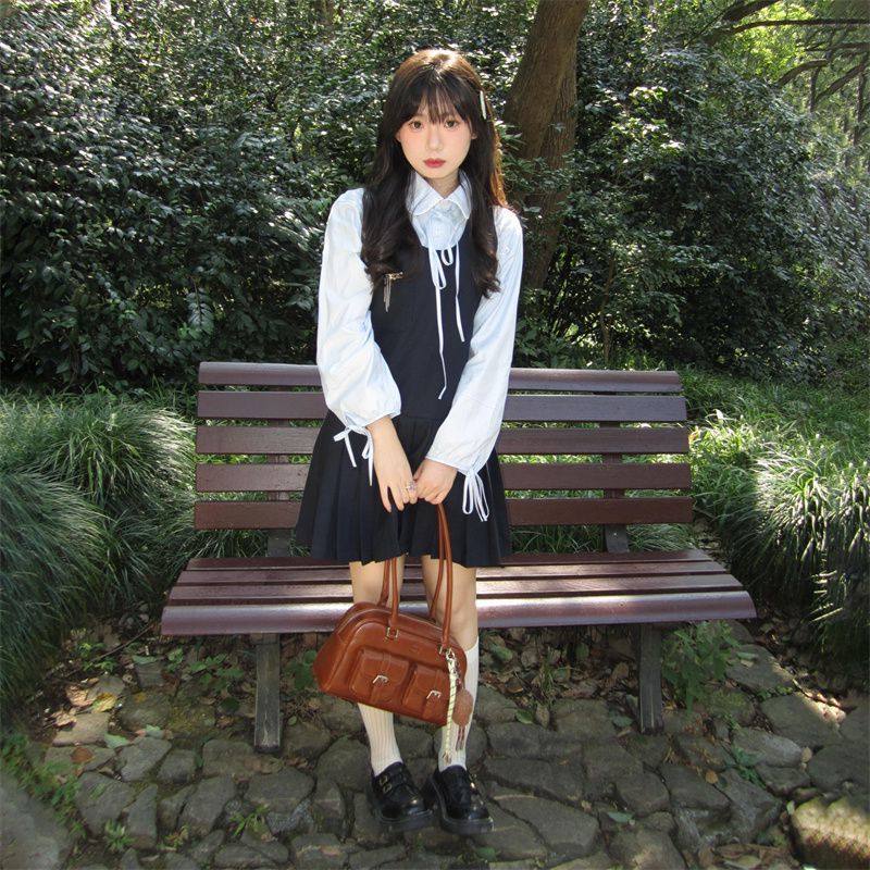 藏青色背心短裙+蓝色衬衫