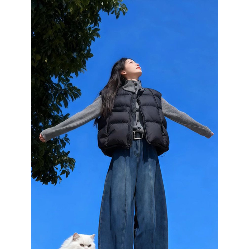 灰色毛衣开衫+黑色马甲棉服