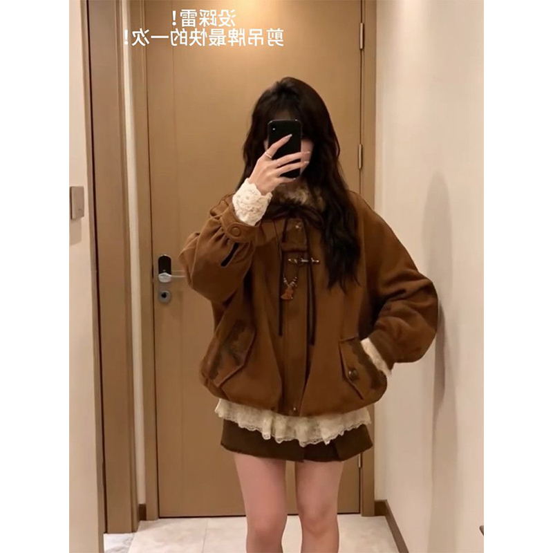 杏色花边衬衫+棕色羔羊毛棉服