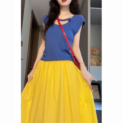 蓝色上衣+高腰黄色半身裙