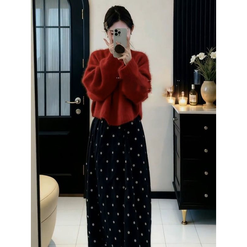 红色针织毛衣+波点半身裙