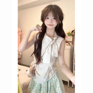 上衣搭配浅绿色碎花半身裙子两件套装 夏日清纯田园风飘带条纹无袖