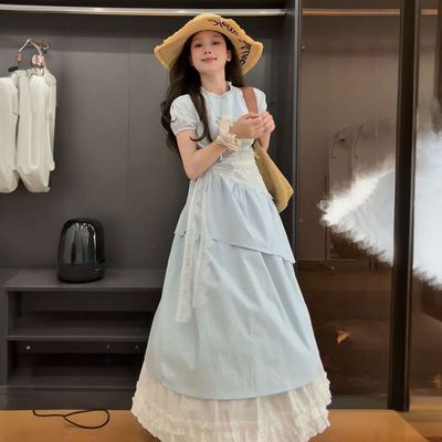 蓝色不规则连衣裙+白色半身裙