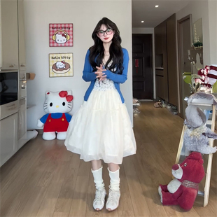 夏日气质温柔学院风蓝色针织开衫+碎花吊带+杏色花苞长裙三件套装