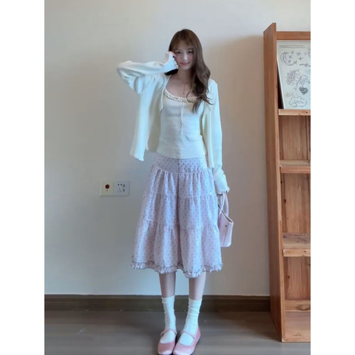 针织开衫+吊带上衣+粉色长裙