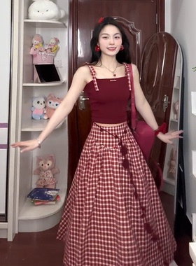 2025夏日休闲甜美设计感小众辣妹红色吊带背心红色格纹裙两件套装