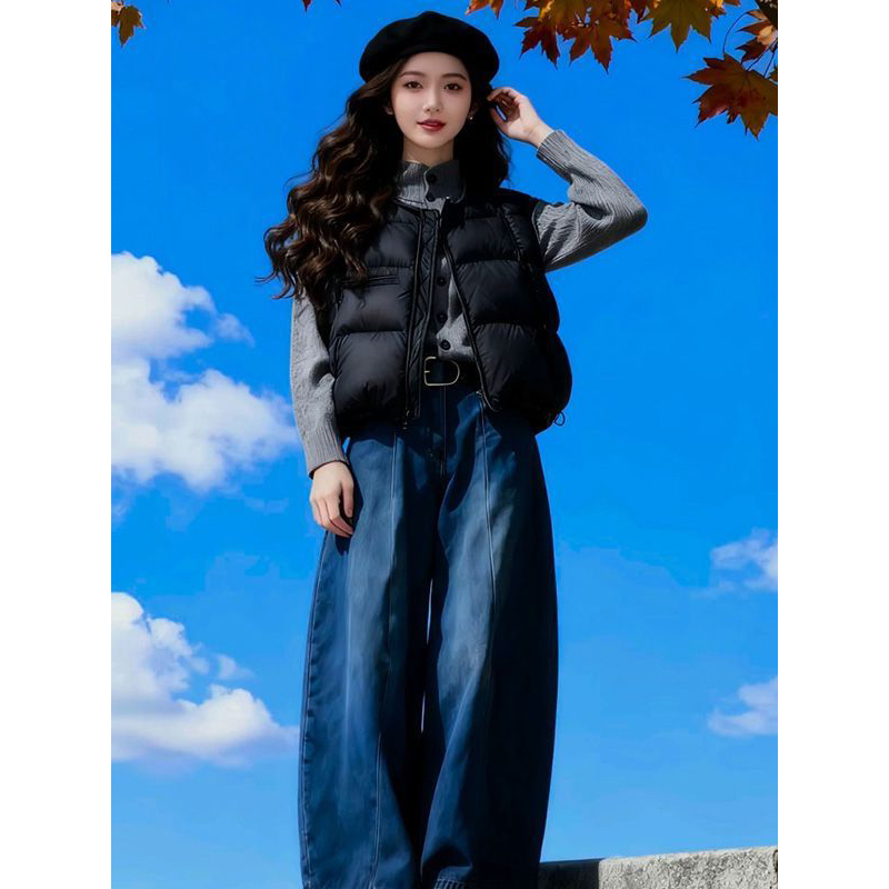 灰色毛衣开衫+黑色马甲棉服