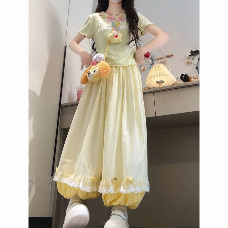 花边拼接灯笼裤+绿色短袖上衣