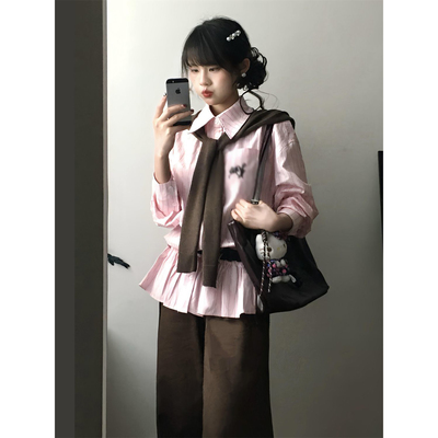 咖色披肩+粉色条纹衬衫裙