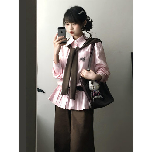 咖色披肩+粉色条纹衬衫裙