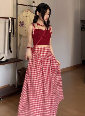 夏季一整套穿搭度假风减龄显瘦红色背带修身上衣+红色格纹半身裙