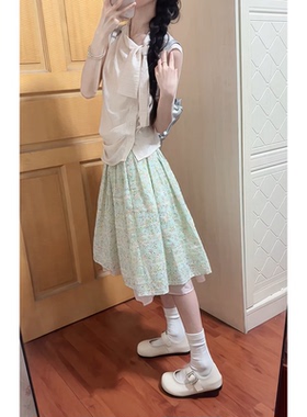 2025夏季新款法式甜美度假风条纹无袖上衣搭配绿色碎花半身裙穿搭