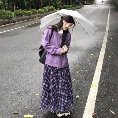 紫色毛衣开衫+格纹半身裙