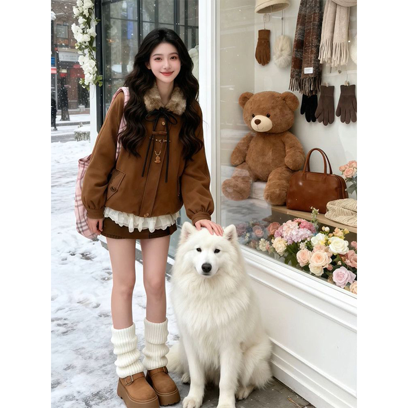 杏色花边衬衫+棕色毛领棉服