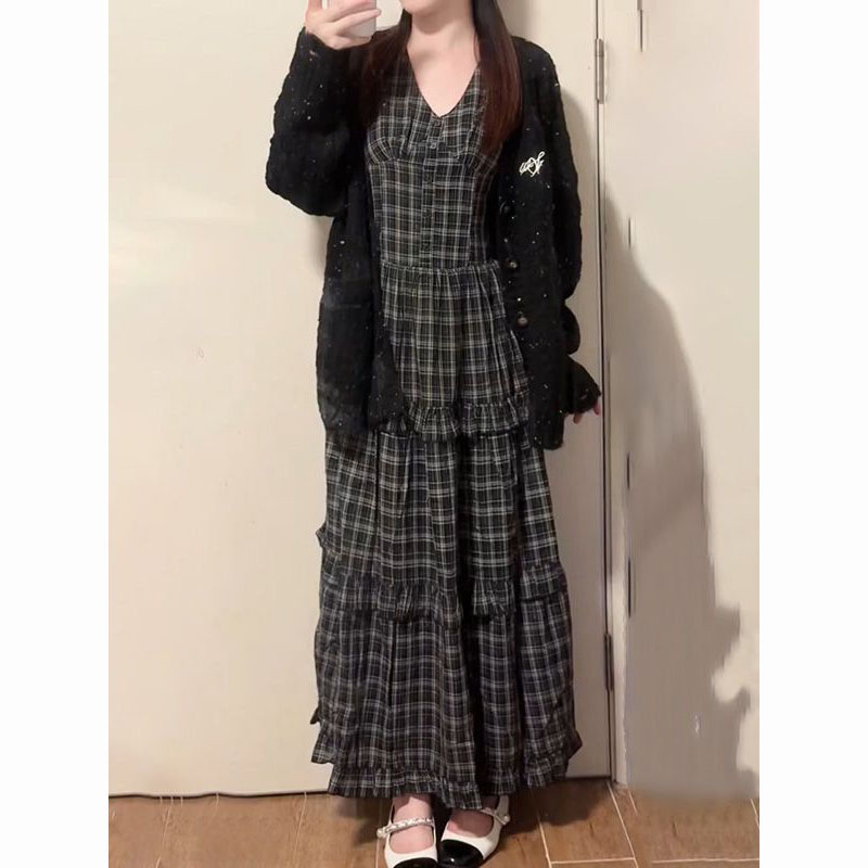 格纹连衣裙+黑色长袖毛衣