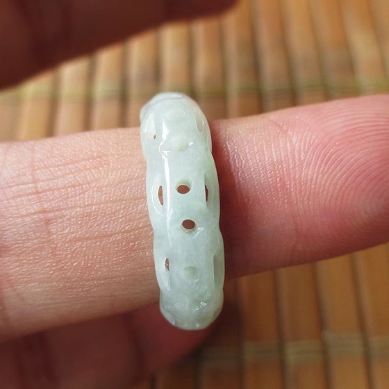 玉雕湾天然翡翠a货冰种镂空戒指