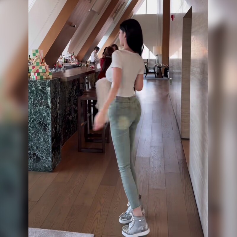 高腰丰胯显瘦提臀小脚牛仔裤女