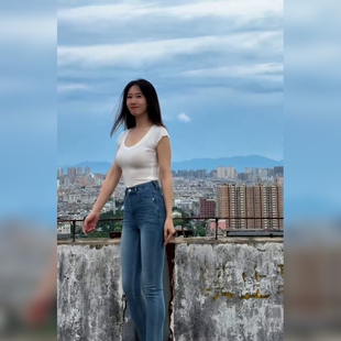 时尚低腰牛仔裤铅笔裤修身版型展现个性风格常规款式舒适百搭