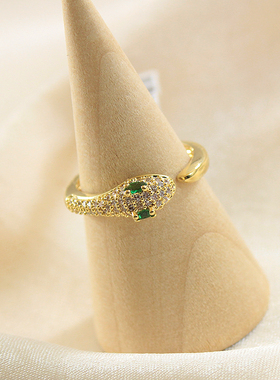 精致小灵蛇戒指女指环个性指尖配饰尾戒小众设计镶钻绿眼蛇头开口