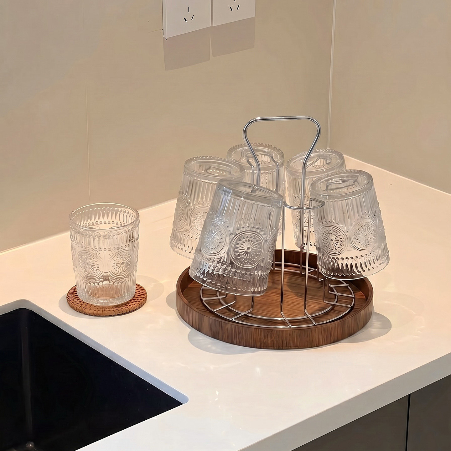 不锈钢沥水杯架倒挂水杯置物架桌面高级轻奢餐边柜咖啡角杯子架图片