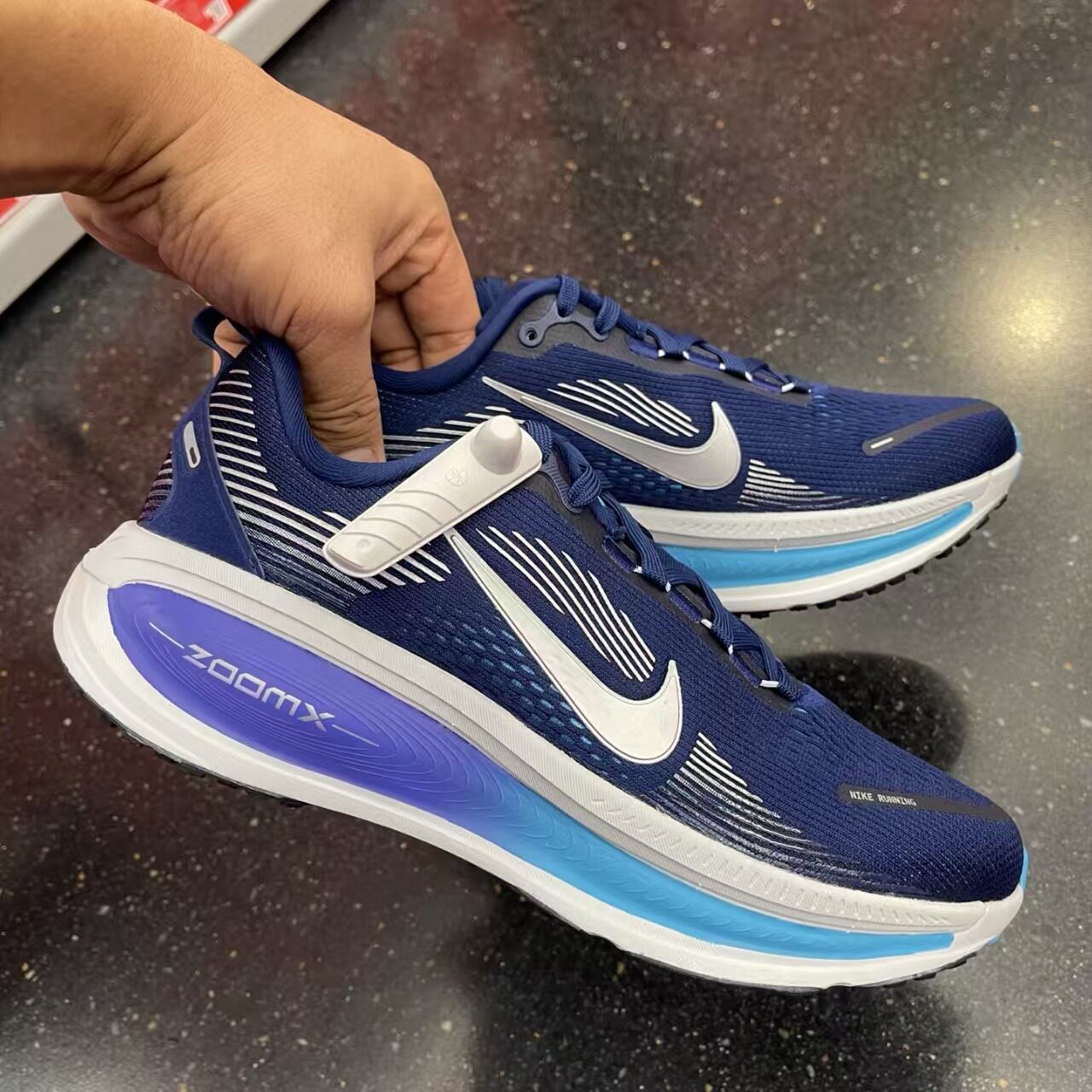 耐克 Nike Vomero18 男子减震气垫运动训练公路跑步鞋 HM6803-401