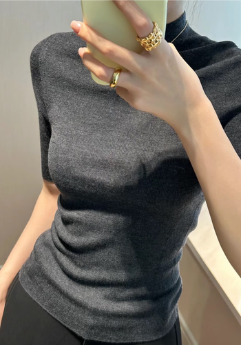 半高领内搭半高领中袖针织上衣