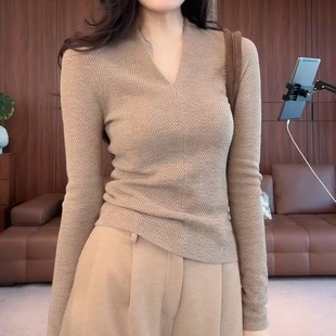 内搭毛衣 上衣秋冬新款 设计感鱼骨纹针织打底衫 女V领洋气百搭修身