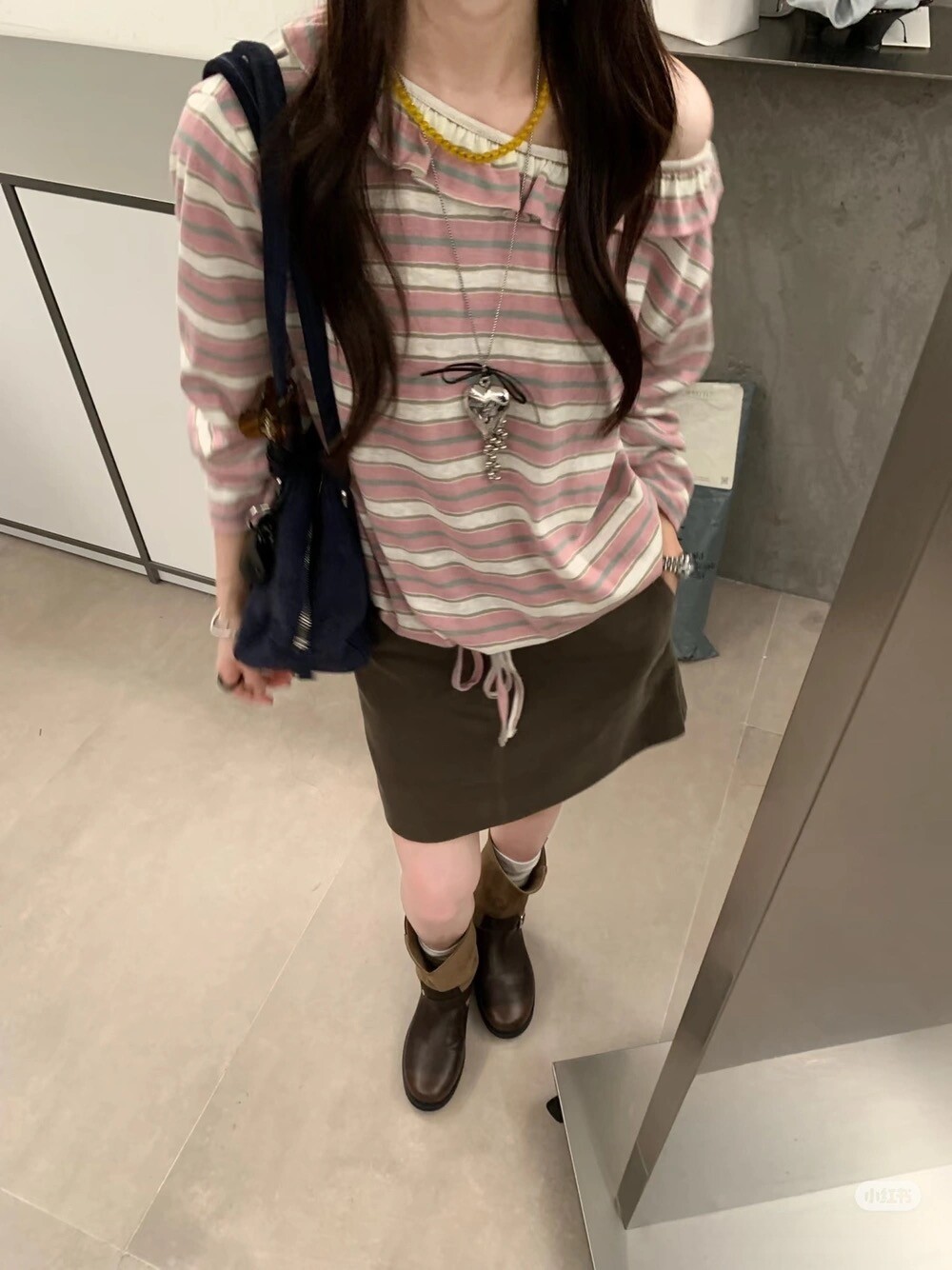 粉色条纹木耳边斜肩长袖T恤女2026早秋新款宽松显瘦露肩抽绳上衣