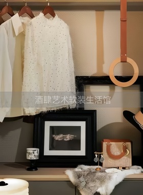 轻奢风样板间衣帽间女士衣服摆件