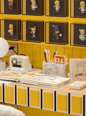 现代简约样板间儿童房书桌组合摆件搭配卡通书籍软装饰品组合套装