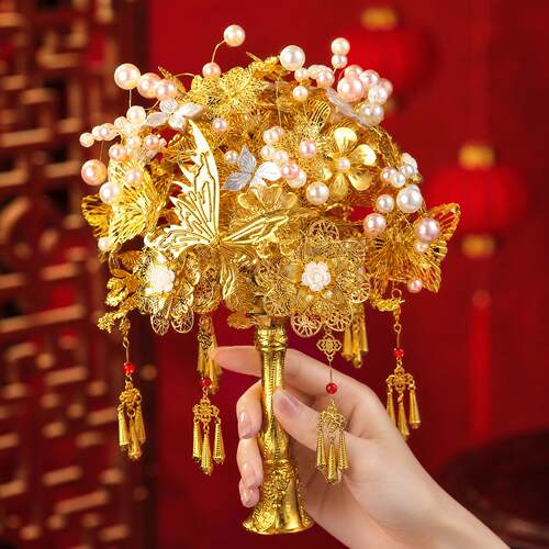 金色秀禾新娘手捧花婚礼出嫁