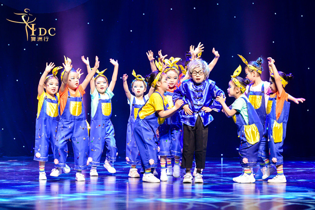 舞蹈音乐儿童情景剧《抬起头》儿童背带裤演出服装六一舞台表演服