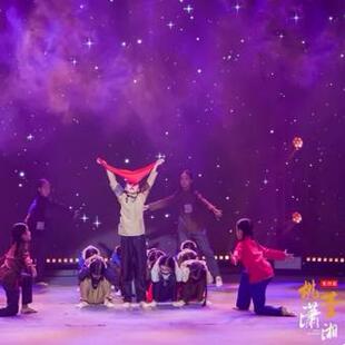 小荷风采战地中的儿童团舞蹈表演服补丁衣服民国抗日穷苦百姓