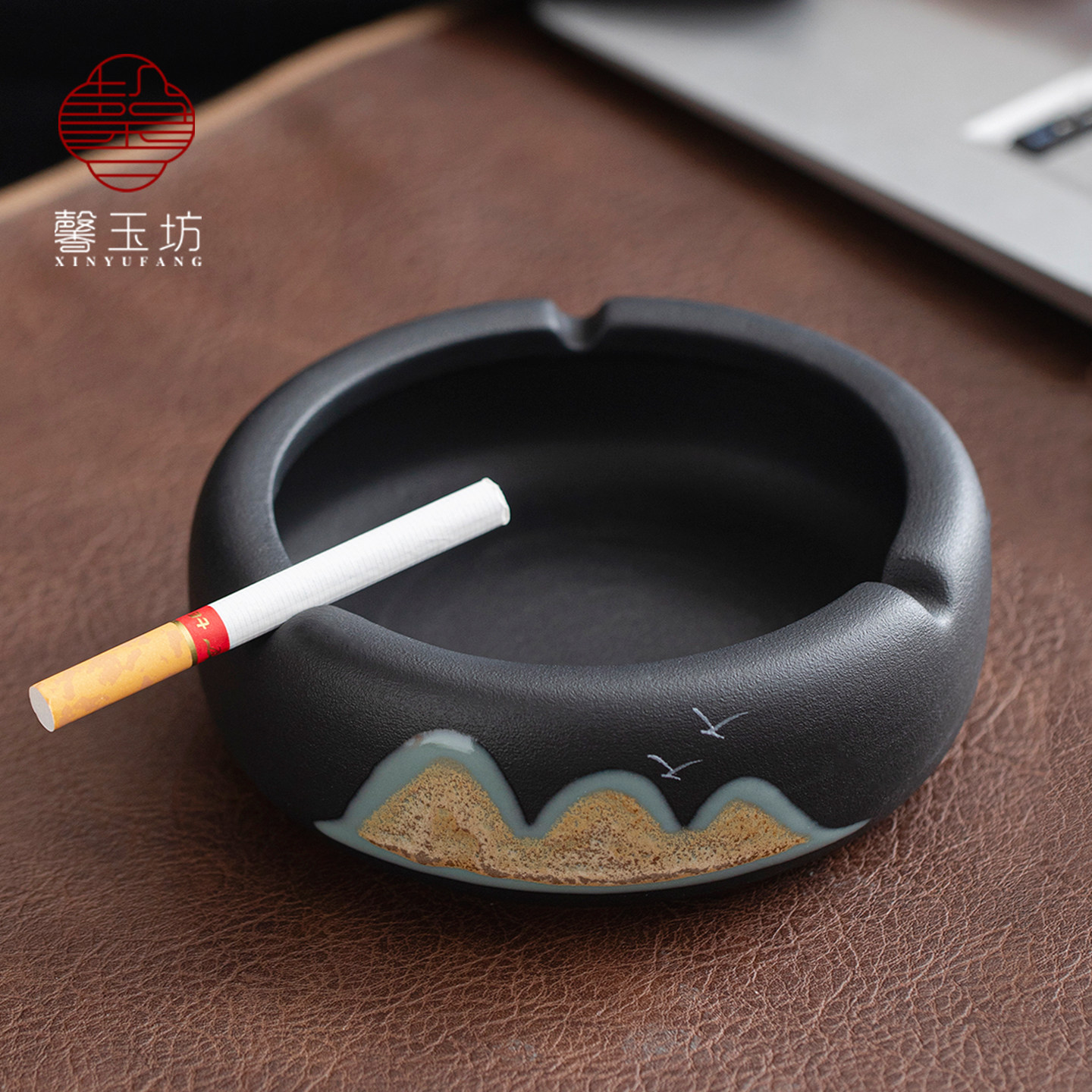 远山黑色陶瓷烟灰缸家用客厅茶桌带卡烟槽烟缸办公室高档烟缸百搭