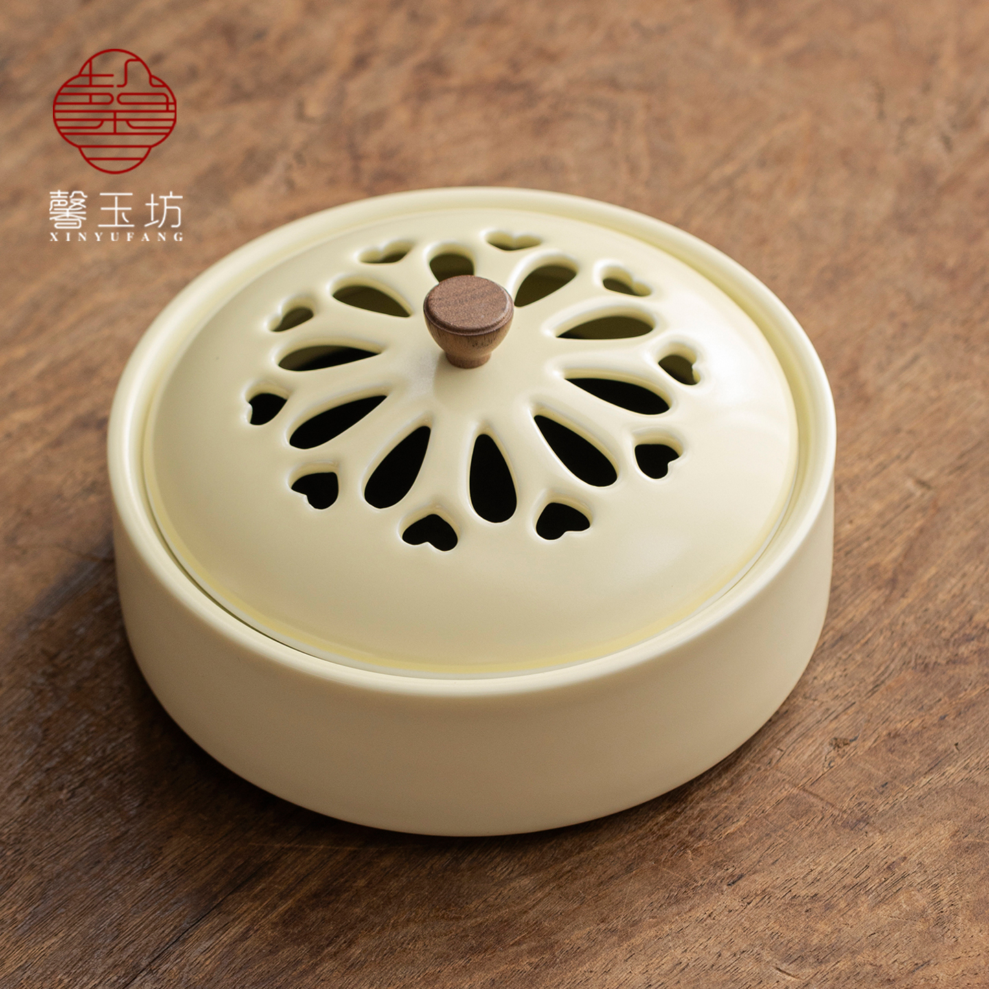 奶油风镂空陶瓷香炉带盖蚊香架