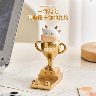 牛杯摆件手机支架创意可爱办公桌面工位2025新款奖杯定制定做礼物