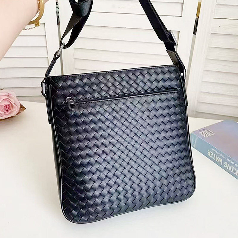 男生小包时尚黑色编织纯真牛皮单肩斜挎包邮差包男士休闲通勤方包