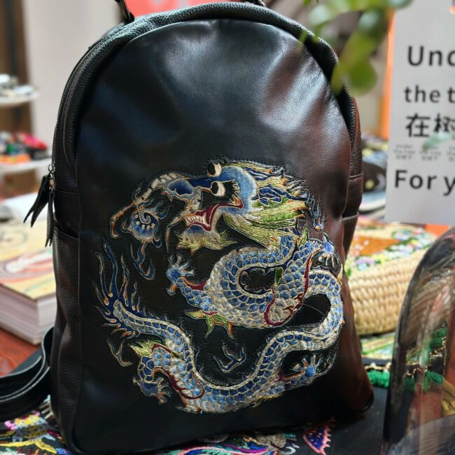 【快乐是偷来的光】老绣牛皮双肩包 民族风绣花包包 旅行双肩包