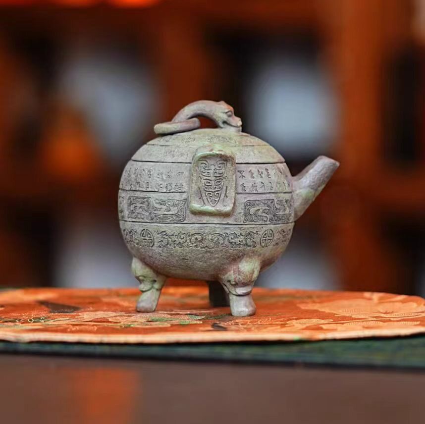 宜兴紫砂茶具手抓壶手绘紫砂花器三足鼎青铜器紫砂壶容量220毫升